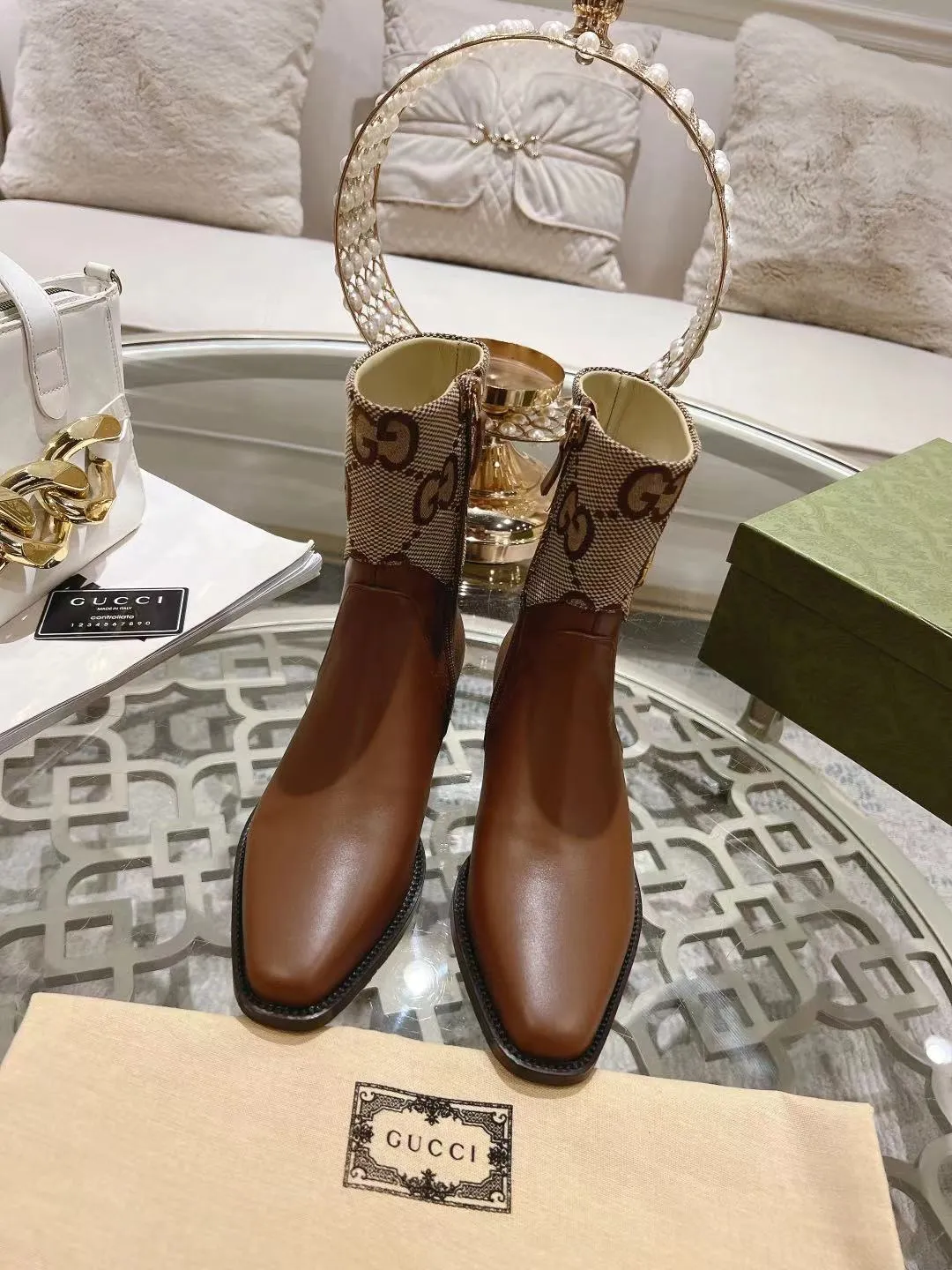 👟👟Ex-factory price 600👟👟 Gucci's latest popular half-horsebit detail boots for autumn and winter, European and American punk style riding boots, horsebit detail boots, the same style as the big-name street style darlings of European and American stars. Upper: Calfskin imported from Italy Size: 35-42#